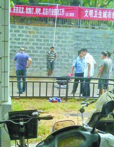 小偷被五花大綁捆在小區(qū)門(mén)前的墻壁上示眾。 網(wǎng)友羅先生 攝