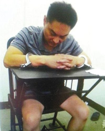 韓磊被控制時接受警方訊問。本組圖片為視頻截圖