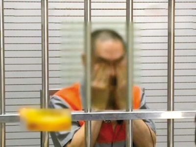 韓磊掩面哭泣。