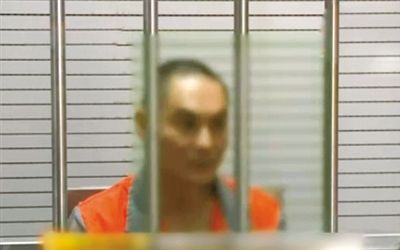 涉嫌窩藏罪的李明在接受訊問。