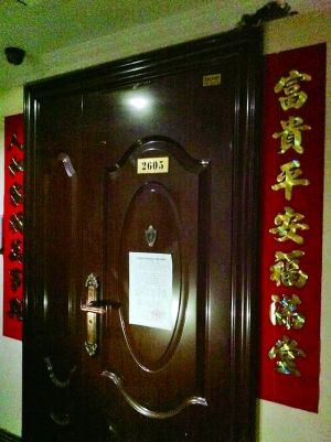 拆除公告昨天仍貼在2605號大門上。