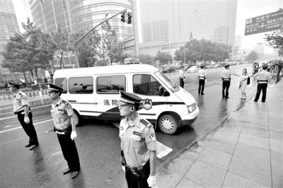 　　昨日早上,押解李某某的車隊開進(jìn)法院。當(dāng)日,李某某等5人涉嫌強(qiáng)奸案在海淀法院不公開審理。本版攝影/新京報記者 王貴彬