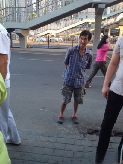 搶嬰男子站在一旁。