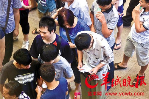 挎腰包的“黃?！狈职l(fā)一輪“任務(wù)”后，自己也開始整理“炒號”簽條