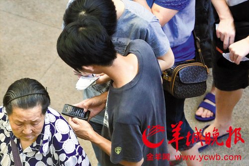 排隊的“黃牛”各手執(zhí)一疊白紙，上面寫好了要掛號的人的信息，包括姓名、電話、要掛的科室等。穿黑白花紋衣服的老婆婆正在排隊掛號