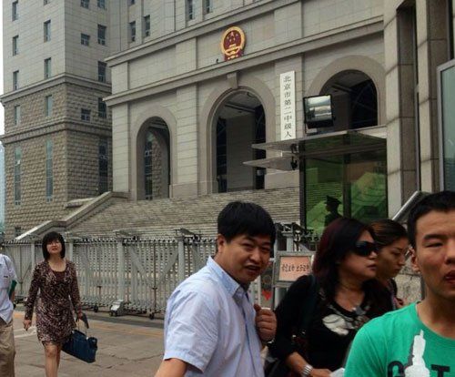 上午10：35分左右，蘇順虎律師和其家屬從法院西大門出來。