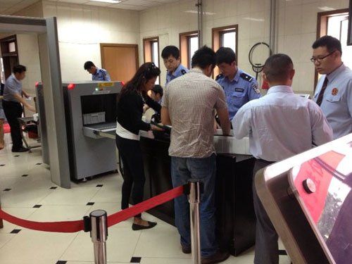 上午蘇順虎律師和其家屬安檢進入法院。