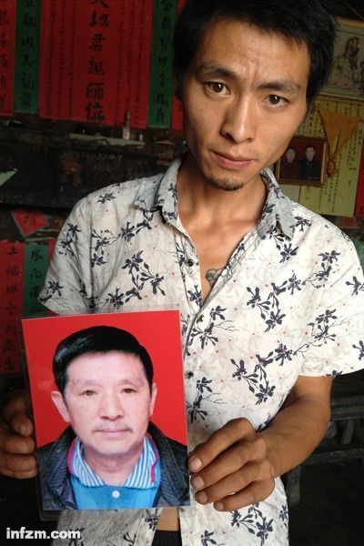 程興貴的兒子程正鵬拿著父親的遺照。程興貴自殺后，政府補(bǔ)償程家6000多塊錢，并終于認(rèn)定了程興貴的代課教齡。 (南方周末記者雷磊/圖)