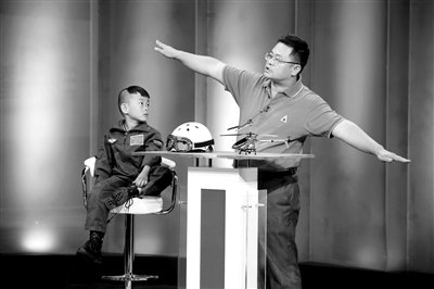 9月6日，“鷹爸”和多多在北京科影制片廠錄制一檔節(jié)目。