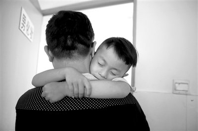 9月6日，“鷹爸”抱著多多去化妝間，準(zhǔn)備錄制節(jié)目。