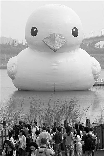 前日，大黃鴨首秀時，皮膚發(fā)皺、嘴巴尖尖朝下嘟，顯得頗為“委屈”。