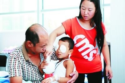 斌斌手術(shù)后第一天恢復(fù)良好,斌斌父母在用玩具逗他開心供圖/嚴(yán)益 斌斌手術(shù)后第一天恢復(fù)良好,斌斌父母在用玩具逗他開心供圖/嚴(yán)益