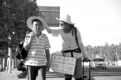 徒步旅途的第77天，雷闖與父親一起前行。雷闖供圖