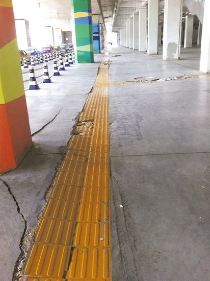 在溫嶺火車站架空層，由于沉降產(chǎn)生的裂縫到處可見。