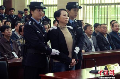 9月24日上午8時(shí)30分，陜西“房姐”龔愛(ài)愛(ài)涉嫌偽造、買(mǎi)賣(mài)國(guó)家機(jī)關(guān)證件一案，在陜西靖邊縣人民法院公開(kāi)