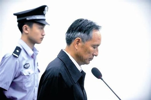 圖為：10日，張曙光在北京市第二中級人民法院接受庭審 新華社發(fā)