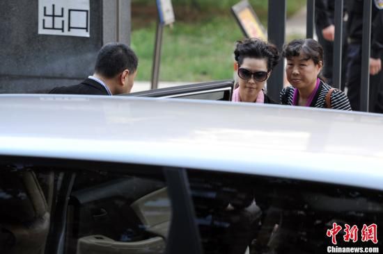 圖為宣判結(jié)束后夢鴿面無表情走出海淀法院，乘車離開。