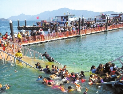 昨天，廬山西海景區(qū)過橋塌陷，致十數(shù)名游客落水。圖/東方IC