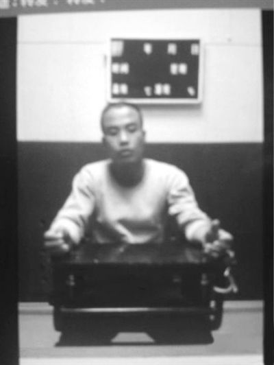 案發(fā)后,當(dāng)?shù)卮迕駛儑^現(xiàn)場。網(wǎng)絡(luò)截圖