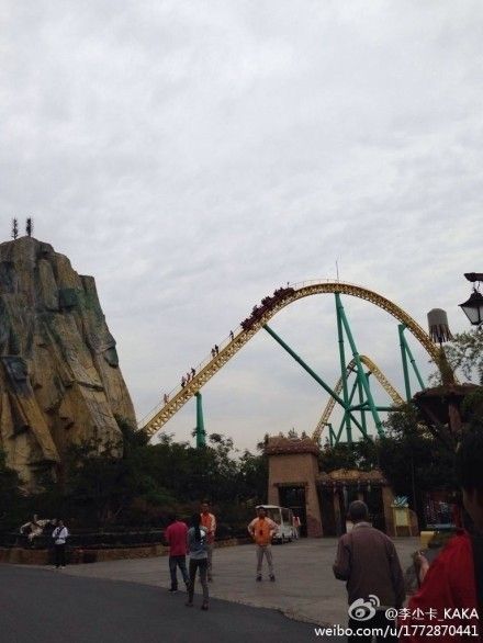 上海歡樂谷過山車發(fā)生故障，多位游客被卡在上面