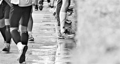 昨日，2013年北京馬拉松，因流動(dòng)廁所和公廁有限，很多選手都“就地解決”，地面上“水”流成河。