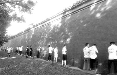 網(wǎng)友上傳的“北馬”選手集體“尿紅墻”圖片。