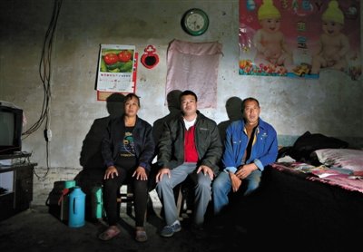 10月18日，自鋸病腿的鄭艷良所在的保定市清苑縣東臧村，有多家農(nóng)戶大病難醫(yī)，村民王新建（中）得了白血