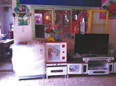 麻永東屋里的家具電器仍是嶄新的。