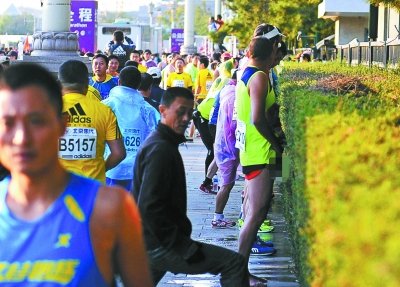 北京馬拉松“尿紅墻” 集體噓噓是傳統(tǒng)？