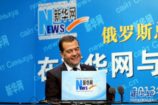 10月22日，俄羅斯總理梅德韋杰夫在新華網(wǎng)與中國(guó)網(wǎng)民進(jìn)行在線交流互動(dòng)。 新華社記者邢廣利攝