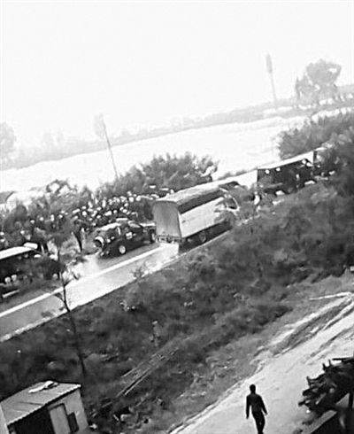 22日，云南晉寧數(shù)百村民與警方對峙。網(wǎng)絡(luò)截圖