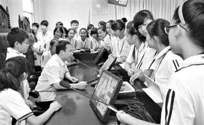 2013年5月30日，結(jié)合當(dāng)前國內(nèi)民眾普遍關(guān)注的“校長開房”、“強(qiáng)奸猥褻”等事件，廣西上思縣人民法院邀請(qǐng)中小學(xué)生到法院觀摩案件的庭審，提高他們的守法、維權(quán)意識(shí)。圖/IC