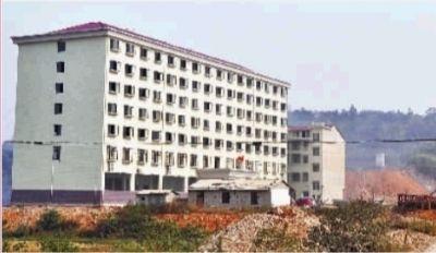  10月23日，長(zhǎng)沙市岳麓區(qū)蓮花鎮(zhèn)云蓋村村委會(huì)的辦公大樓。  實(shí)習(xí)記者 李健 攝