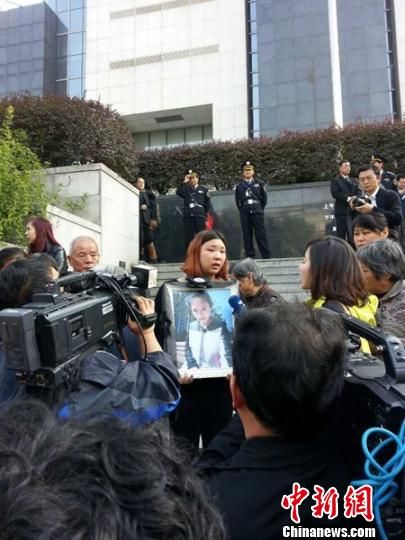 法院外，死者祁某的家人正在接受媒體采訪(fǎng)。 田雯 攝