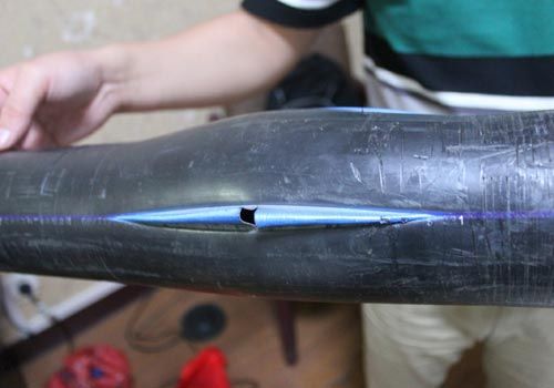 爆裂的水管，像被刀劃開一樣