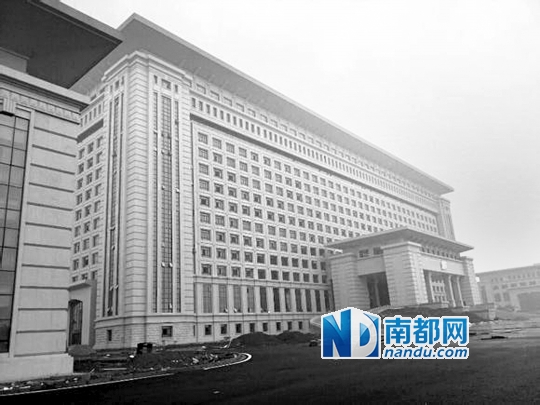 圖片顯示，湖南攸縣新建的發(fā)展中心樓群氣派，廣場龐大。 圖片來源：天涯論壇