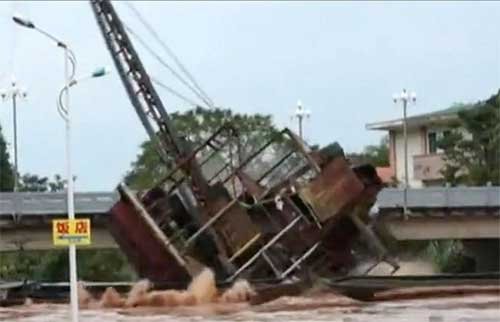 抽砂船卡在橋下。