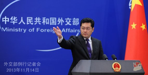 2013年11月14日，外交部發(fā)言人秦剛主持例行記者會(huì)。