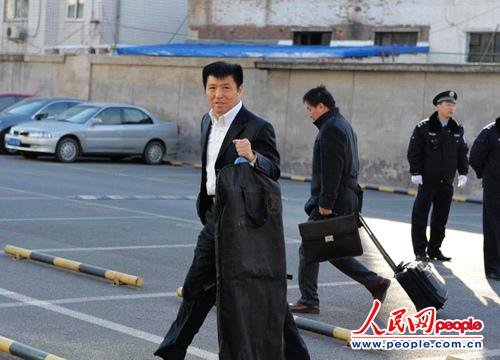 庭審當(dāng)日，李某某辯護(hù)律師張起淮匆匆趕到北京市一中院    人民網(wǎng)記者 翁奇羽攝