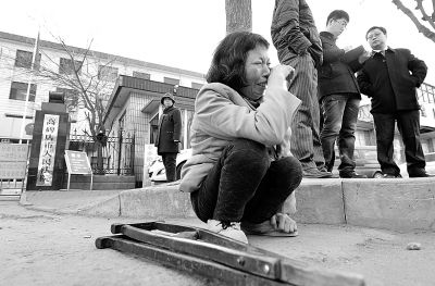 從法院出來以后，家屬和律師正在商量案情，夏鳳各在旁想著想著忍不住哭起來