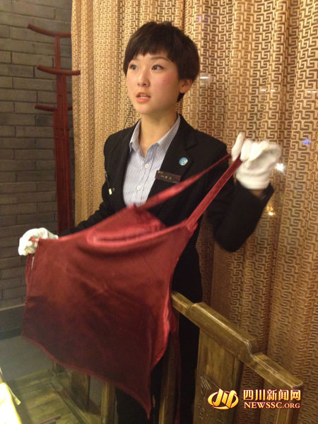 為首相服務(wù)過的火鍋店服務(wù)員曹靜成了店里的“招牌” 為首相服務(wù)過的火鍋店服務(wù)員曹靜成了店里的“招牌”