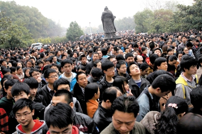 去年3月16日，武漢華中科技大學(xué)，“北約”、“華約”、“卓越”聯(lián)盟自主招生選拔考試湖北考點(diǎn)，考生等待進(jìn)場(chǎng)。 圖/CFP