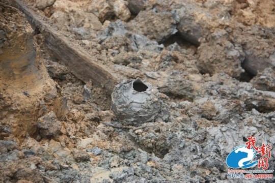 南京挖出一米長古劍:仍然鋒利 彎曲自如(圖) 南京挖出一米長古劍:仍然鋒利 彎曲自如(圖)