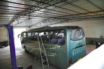 爆炸客車(chē)內(nèi)部已經(jīng)面目全非。據(jù)華商報(bào)