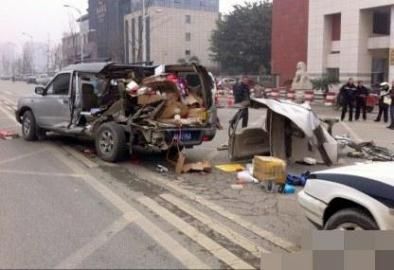 一輛越野車在車禍中受損嚴重。圖據(jù)網(wǎng)絡