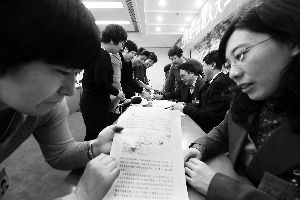 人大代表們就各自關(guān)心的話題熱烈討論。