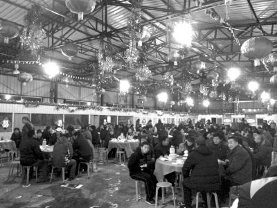 村主任孫女滿月宴席上，坐滿了前來(lái)道賀的村民。京華時(shí)報(bào)記者陶冉攝