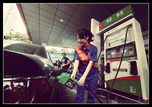 近日，有網(wǎng)友針對“超標(biāo)40倍事件”評價說：“國內(nèi)加油站在油里加水是普遍現(xiàn)象。只是量多量少的問題，車主