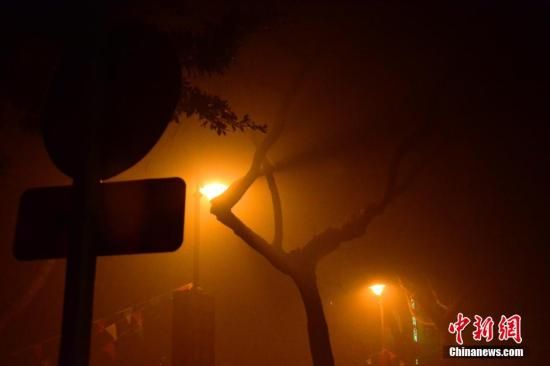 1月31日凌晨，市民行走在煙霧繚繞的南京街頭。當(dāng)天是農(nóng)歷馬年正月初一，南京有限開禁燃放煙花爆竹正逢下霧天，空氣的不流通致使煙花爆竹燃燒后產(chǎn)生的顆粒物不能及時(shí)散開，造成整座城市煙霧繚繞。據(jù)當(dāng)?shù)丨h(huán)保部門發(fā)布的信息顯示，空氣質(zhì)量屬重度污染。中新社發(fā) 泱波 攝
