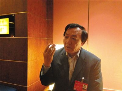 　昨日，在接受采訪時，何香久強調(diào)，大多公務(wù)員是勤勉工作的。